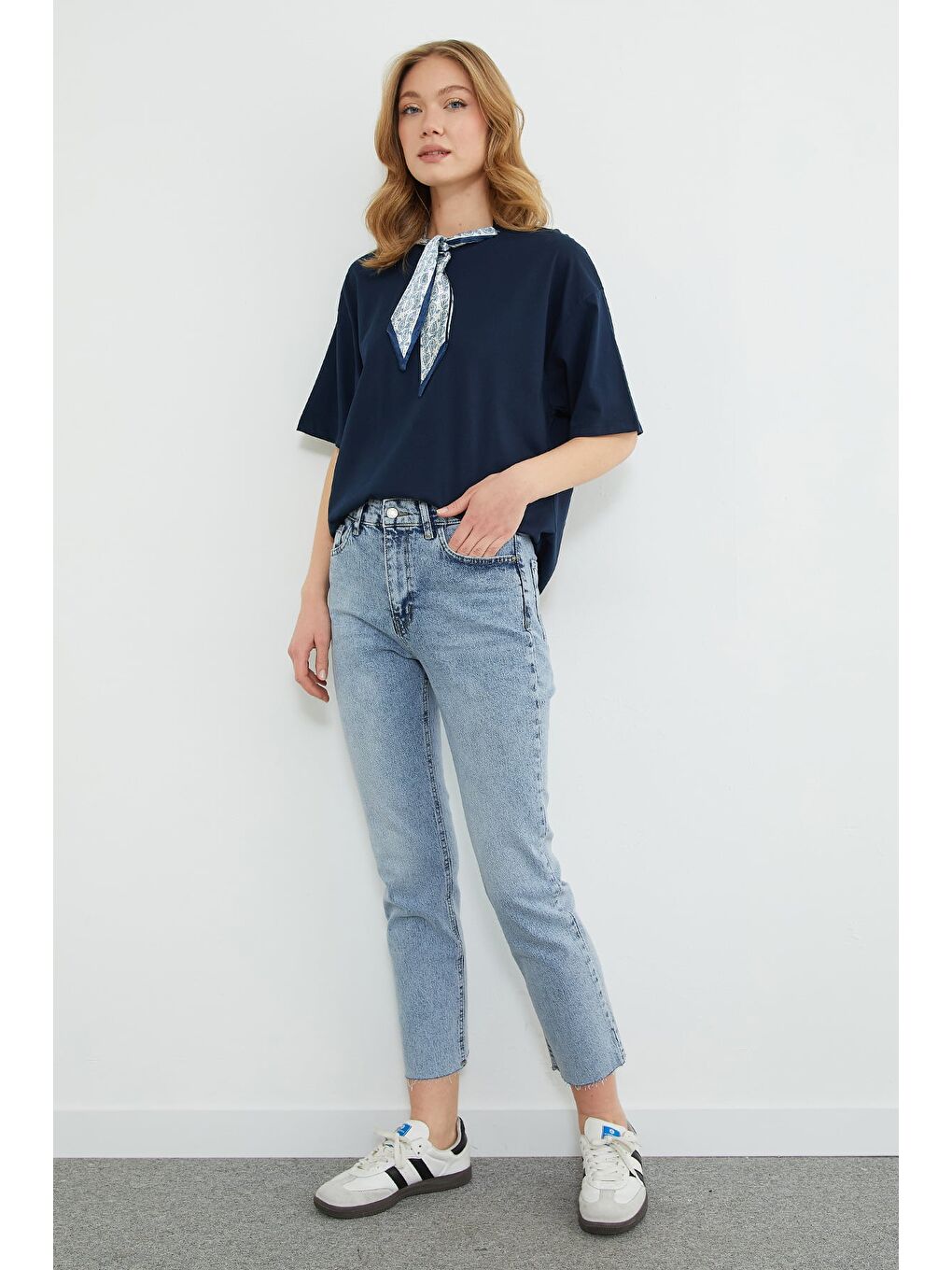 Lacivert Fular Detaylı Bisiklet Yaka Tişört-4