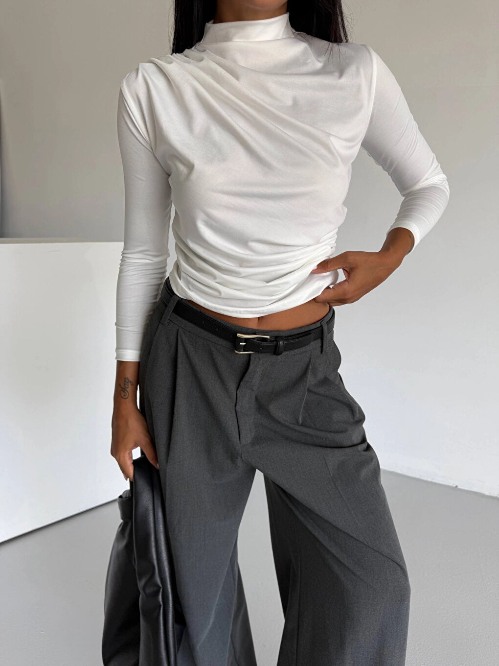 Kadın Beyaz Omuz ve Beli Büzgülü Yarım Balıkçı Yaka Sandy Bluz HZL24W-FRY122451