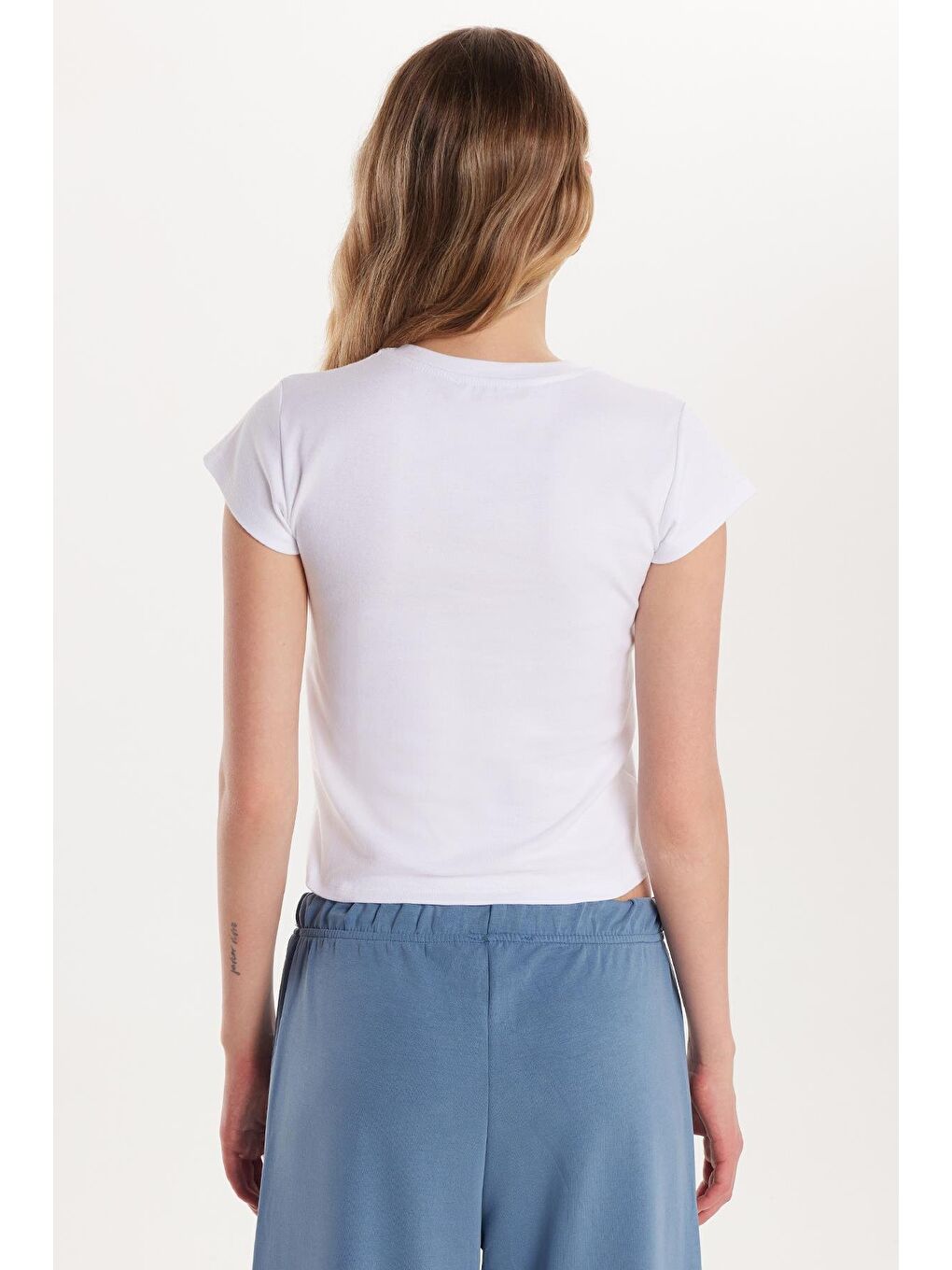 Kadın Relax Fit Rahat Kesim Kısa Kollu Bisiklet Yaka Baskılı Beyaz Tişört-4