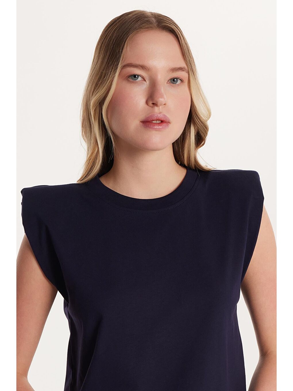 Kadın Relax Fit Rahat Kesim Sıfır Kol Bisiklet Yaka Lacivert Tişört-1