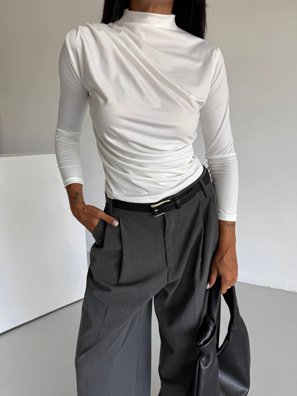 Kadın Beyaz Omuz ve Beli Büzgülü Yarım Balıkçı Yaka Sandy Bluz HZL24W-FRY122451-1