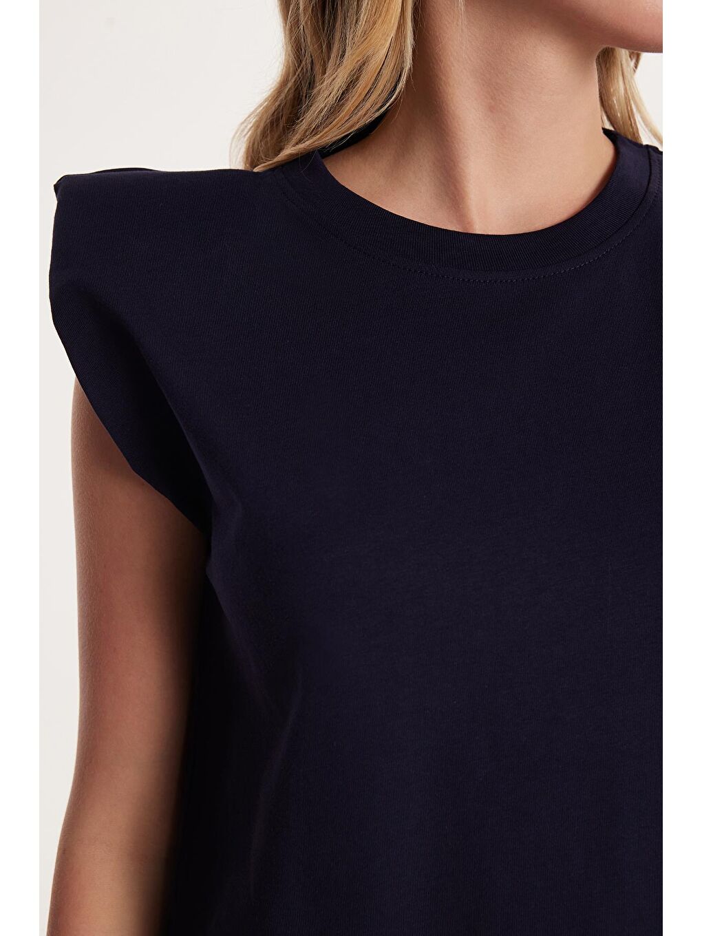 Kadın Relax Fit Rahat Kesim Sıfır Kol Bisiklet Yaka Lacivert Tişört-2