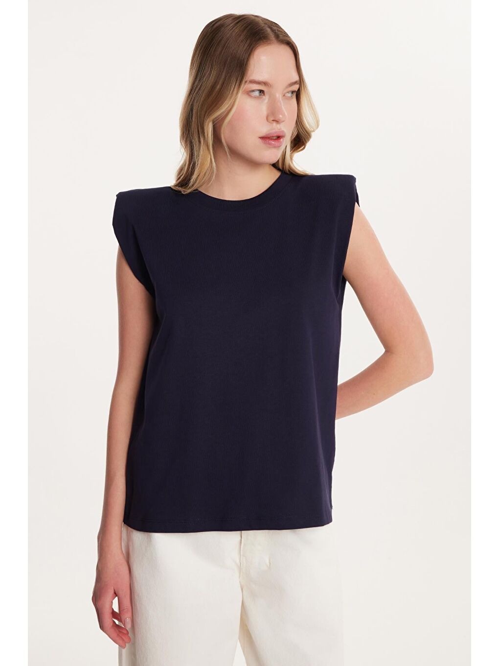 Kadın Relax Fit Rahat Kesim Sıfır Kol Bisiklet Yaka Lacivert Tişört-3