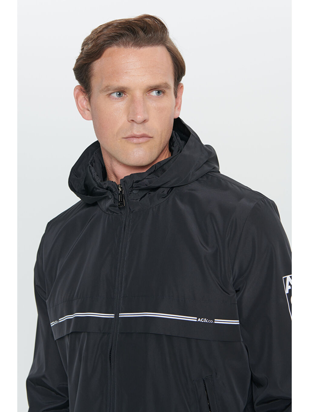 Erkek Siyah Standart Fit Normal Kesim Kapüşonlu Yan Cepli Mont-5