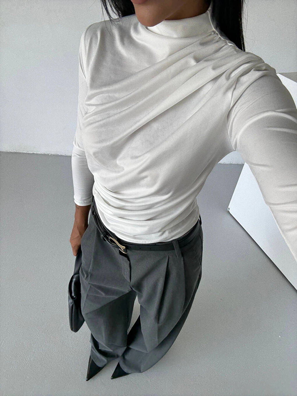 Kadın Beyaz Omuz ve Beli Büzgülü Yarım Balıkçı Yaka Sandy Bluz HZL24W-FRY122451-2