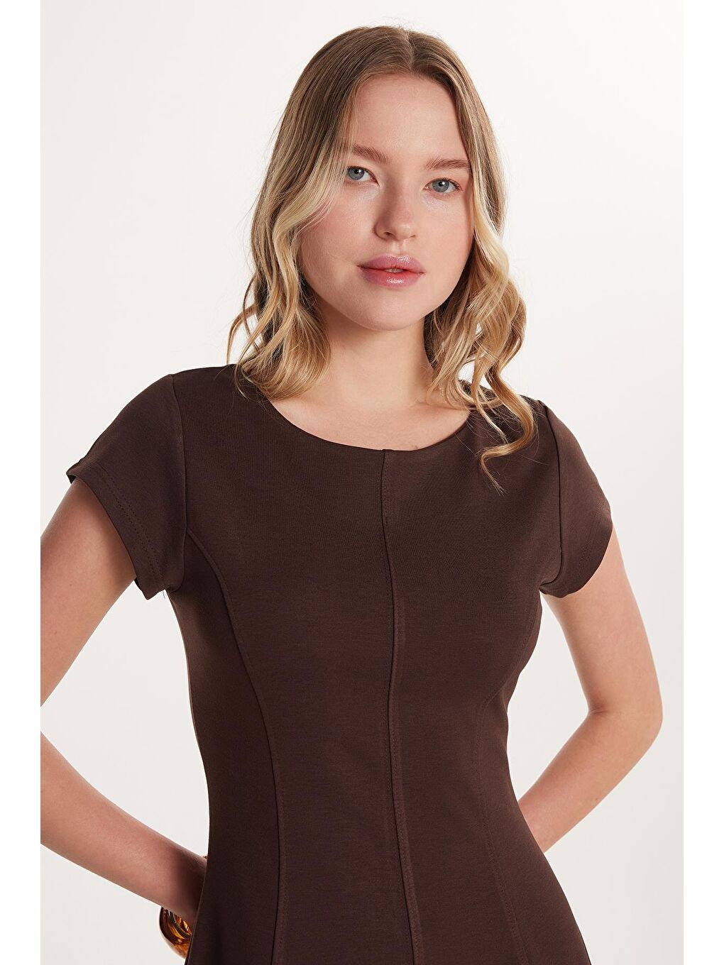 Kadın Standart Fit Kısa Kollu U Yaka Kahverengi Elbise-1