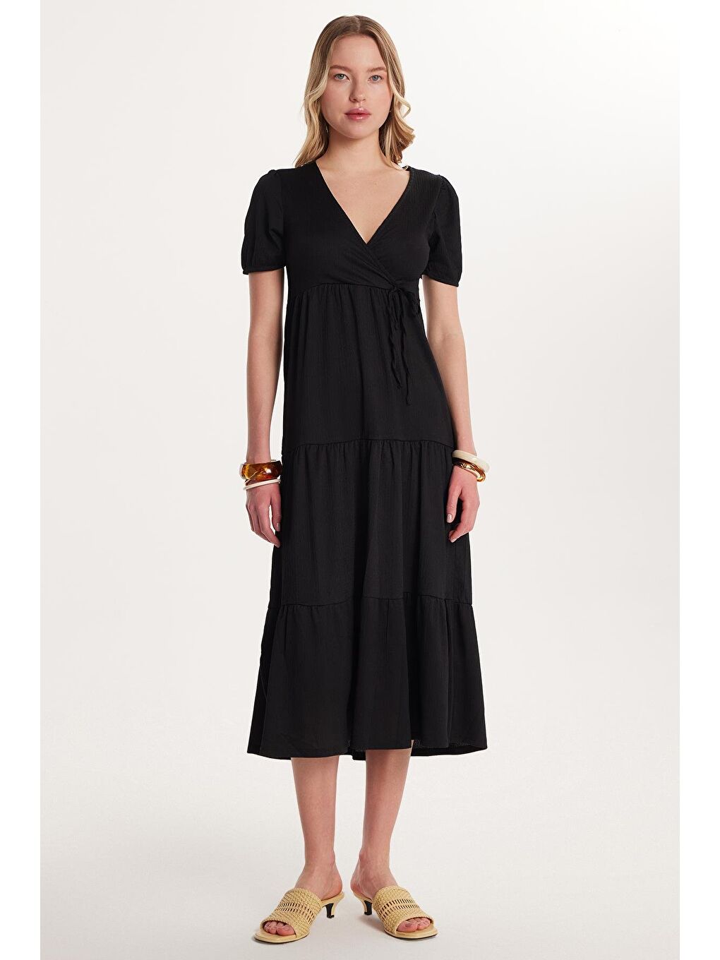 Kadın Standart Fit Normal Kesim V Yaka Gofre Midi Siyah Elbise