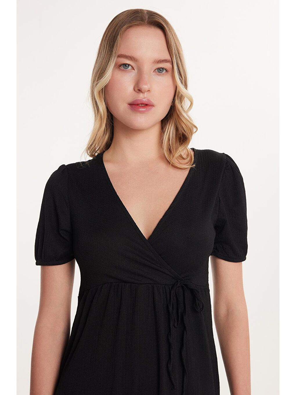 Kadın Standart Fit Normal Kesim V Yaka Gofre Midi Siyah Elbise-1