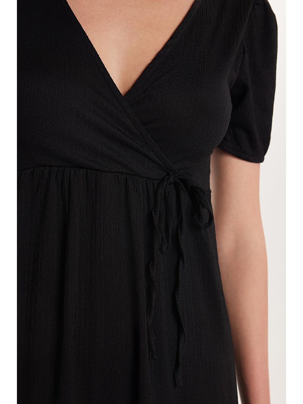 Kadın Standart Fit Normal Kesim V Yaka Gofre Midi Siyah Elbise-2