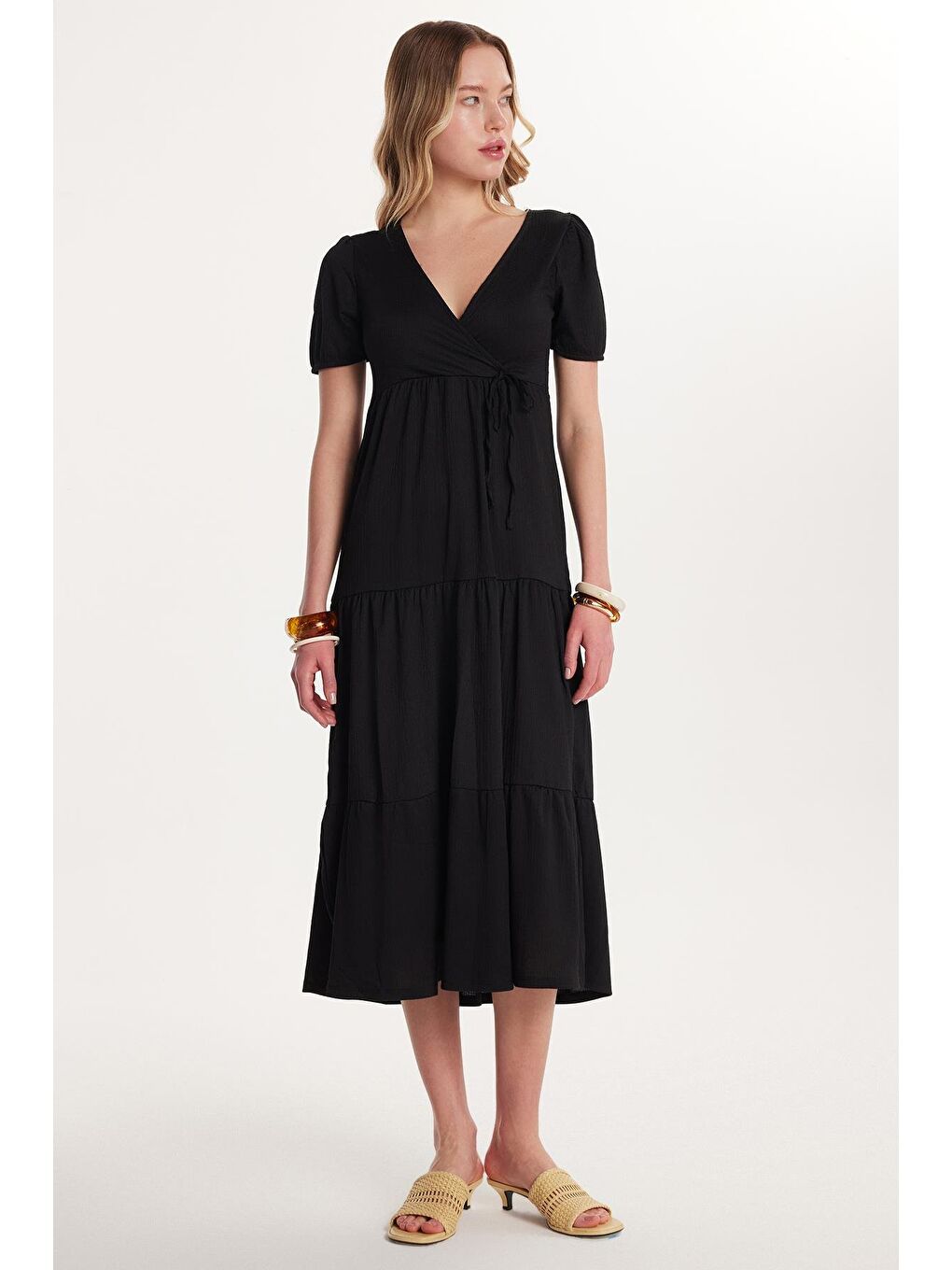 Kadın Standart Fit Normal Kesim V Yaka Gofre Midi Siyah Elbise-3