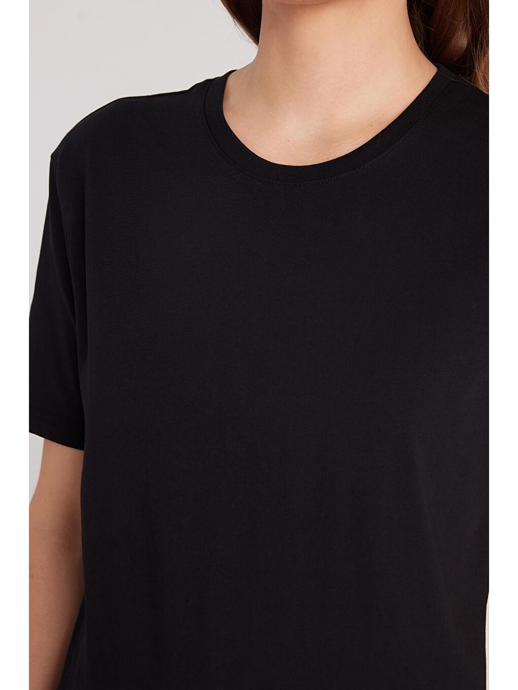 Kadın Bol Kesim Rahat Duruş %100 Pamuk Yumuşak Dokulu Siyah Bisiklet Yaka Tişört-2