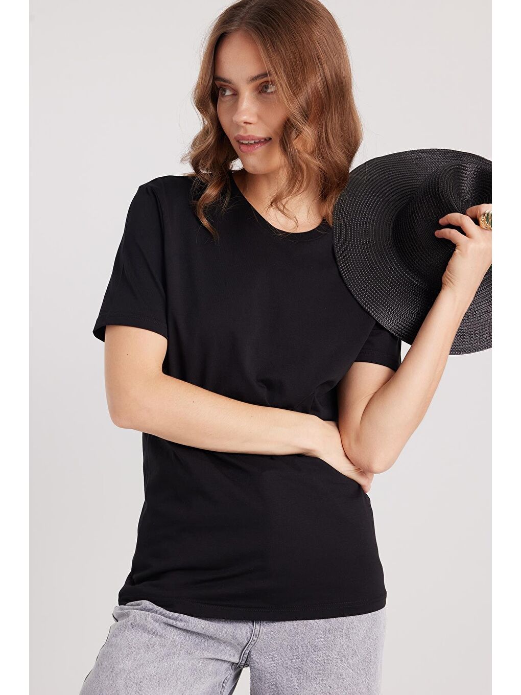 Kadın Bol Kesim Rahat Duruş %100 Pamuk Yumuşak Dokulu Siyah Bisiklet Yaka Tişört-3