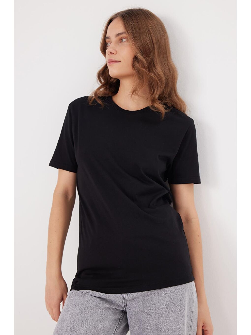 Kadın Bol Kesim Rahat Duruş %100 Pamuk Yumuşak Dokulu Siyah Bisiklet Yaka Tişört-4