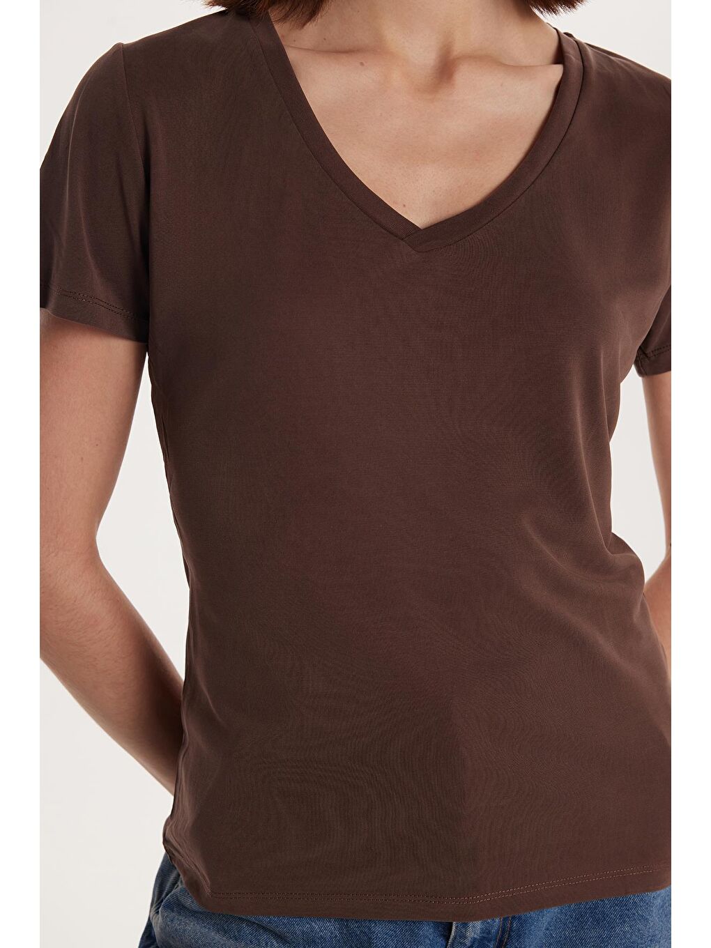 Kadın Relax Fit Rahat Kesim Modal V Yaka Kahverengi Tişört-2