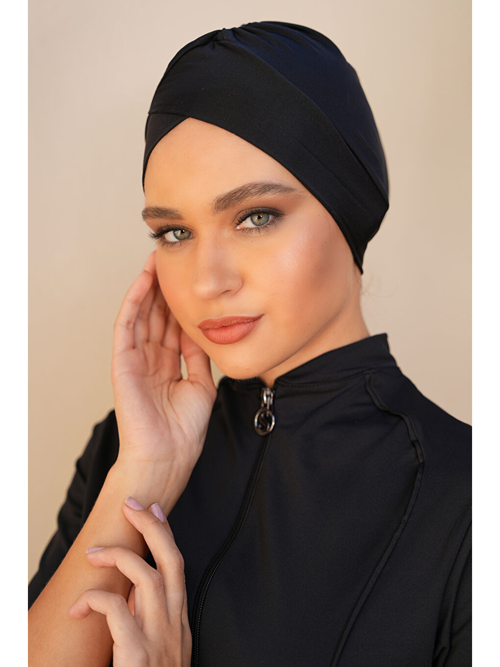 Siyah Çapraz Esnek Kumaş Deniz Havuz Yüzücü Tesettür Mayo Bonesi SB539