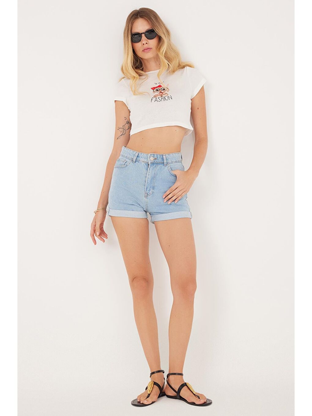 Kadın Slim Fit Dar Kesim %100 Pamuk Paça Katlamalı Koyu Mavi Jean Jean Şort-4