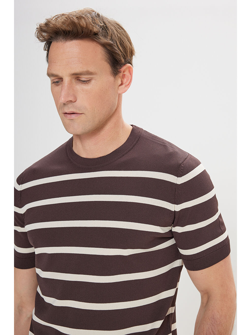 Kahverengi Erkek Kahve-Ekru Yumuşak Dokulu Normal Kesim Bisiklet Yaka Çizgili Triko Tişört-3