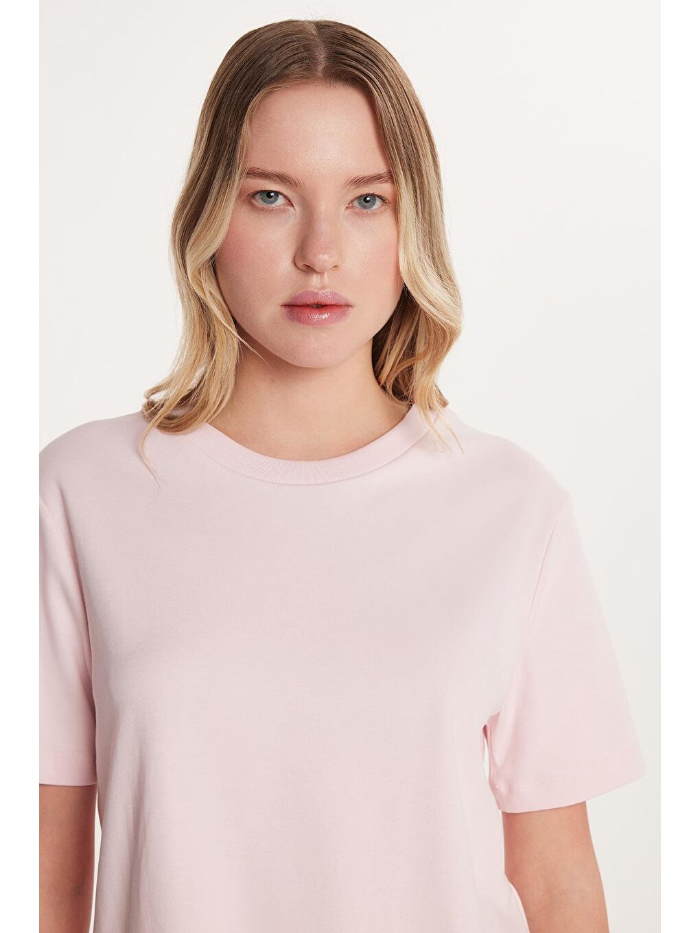 Kadın Relax Fit Rahat Kesim %100 Pamuk Kısa Kollu Bisiklet Yaka Pembe Tişört-1