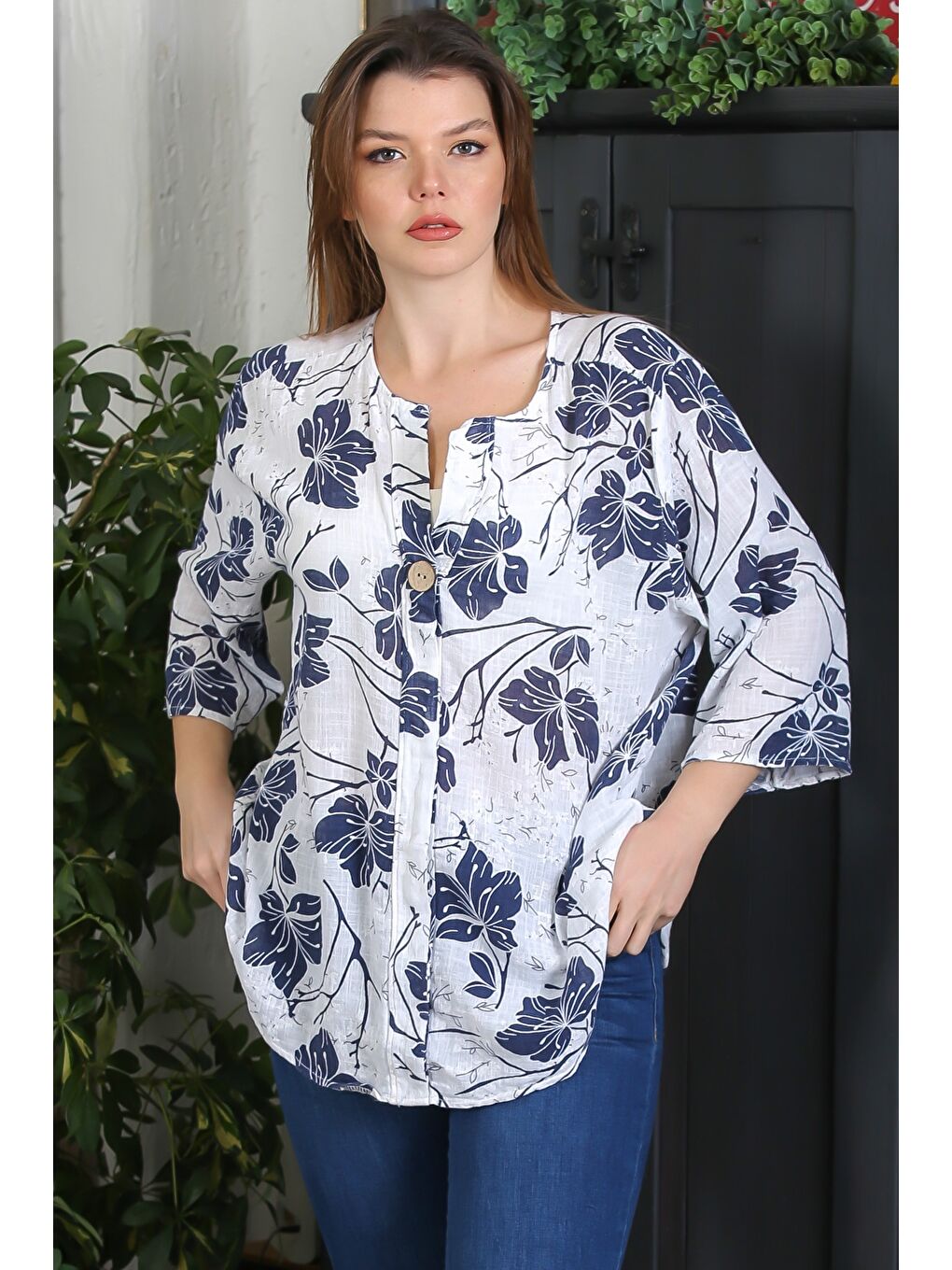 İtalyan Beyaz-Lacivert Yuvarlak Yaka Düğmeli 3/4 Kol Çiçekli Düğmeli Casual Dokuma Bluz 65 63