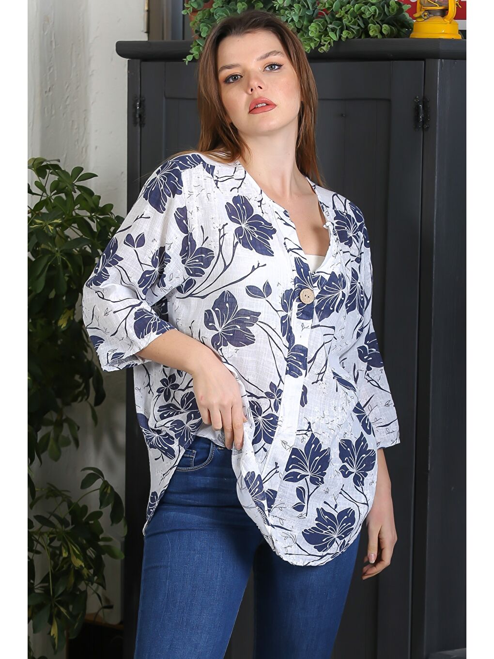 İtalyan Beyaz-Lacivert Yuvarlak Yaka Düğmeli 3/4 Kol Çiçekli Düğmeli Casual Dokuma Bluz 65 63-1
