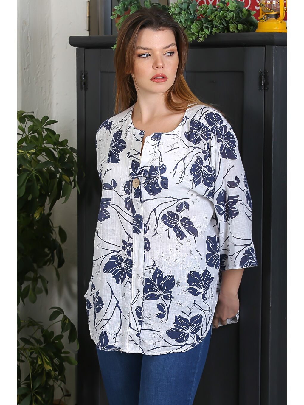 İtalyan Beyaz-Lacivert Yuvarlak Yaka Düğmeli 3/4 Kol Çiçekli Düğmeli Casual Dokuma Bluz 65 63-2