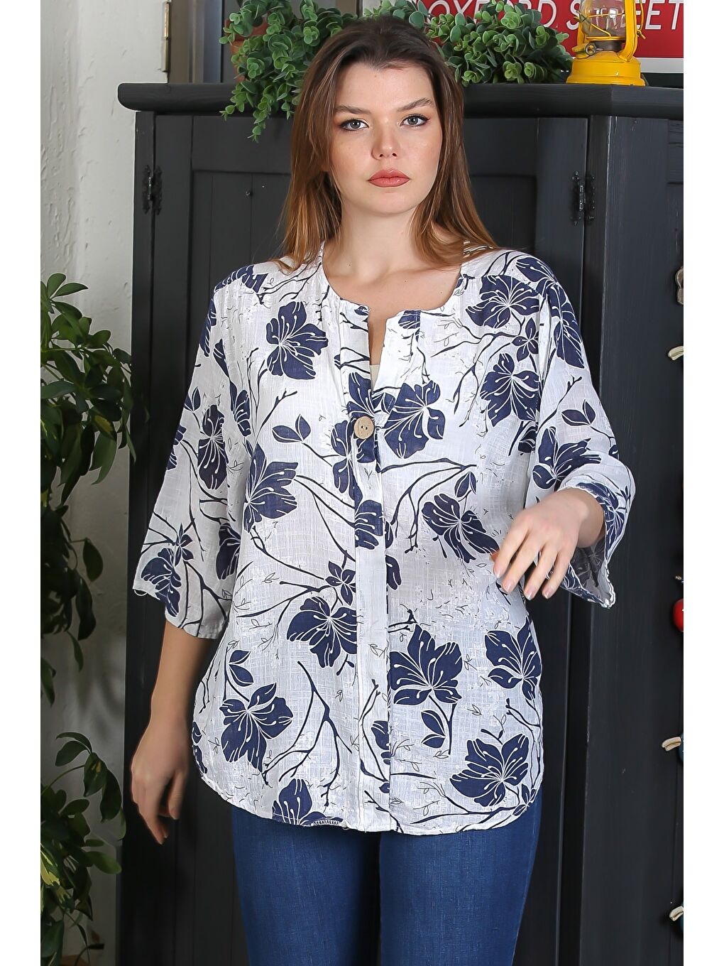 İtalyan Beyaz-Lacivert Yuvarlak Yaka Düğmeli 3/4 Kol Çiçekli Düğmeli Casual Dokuma Bluz 65 63-3