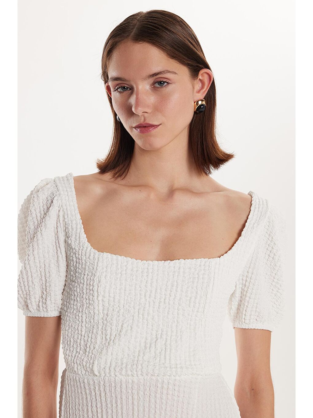 Kadın Standart Fit Kısa Kollu Lastikli Kare Yaka Yırtmaçlı Ekru Elbise-1