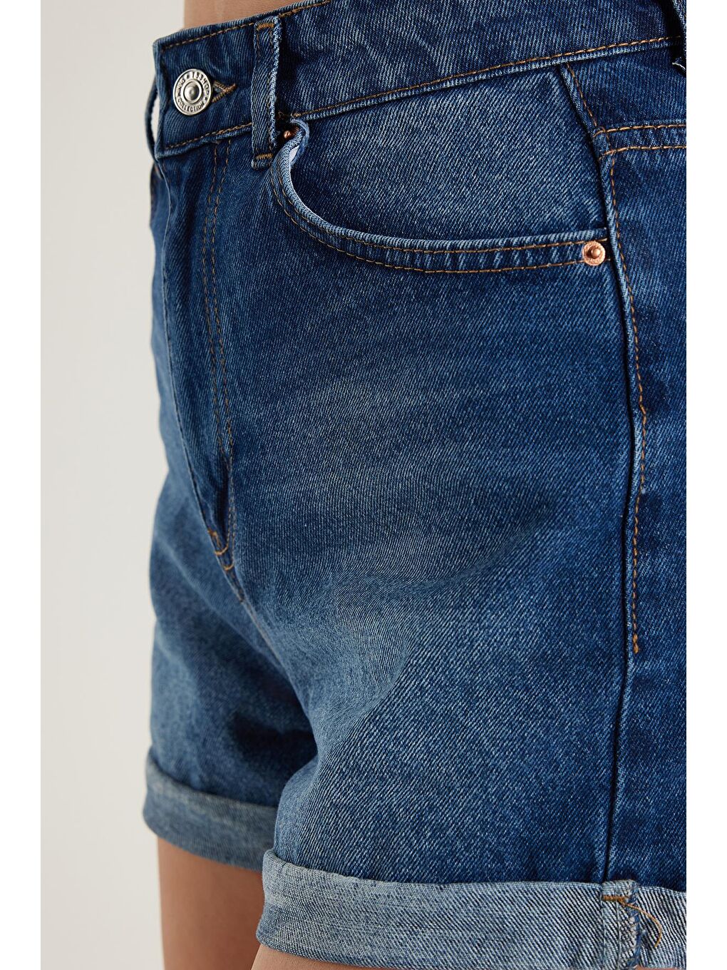 Kadın Slim Fit Dar Kesim %100 Pamuk Paça Katlamalı Açık Mavi Jean Jean Şort-1