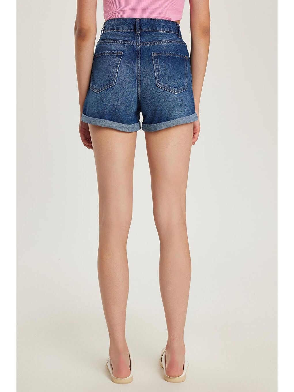 Kadın Slim Fit Dar Kesim %100 Pamuk Paça Katlamalı Açık Mavi Jean Jean Şort-4