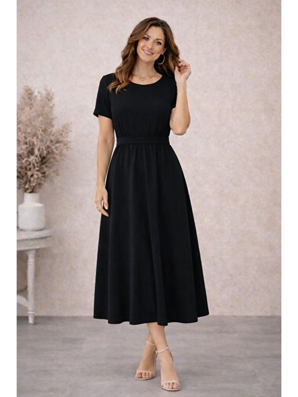 Siyah Kadın Kısa Kollu Yuvarlak Yaka Arkadan Düğmeli Viskon Midi Elbise-4