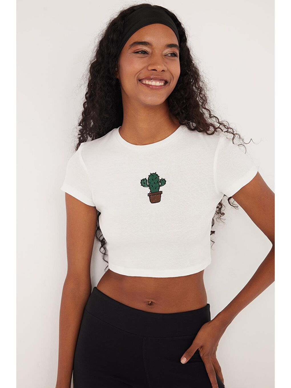 Kadın Slim Fit Dar Kesim %100 Pamuk Bisiklet Yaka Baskılı Beyaz Crop Tişört