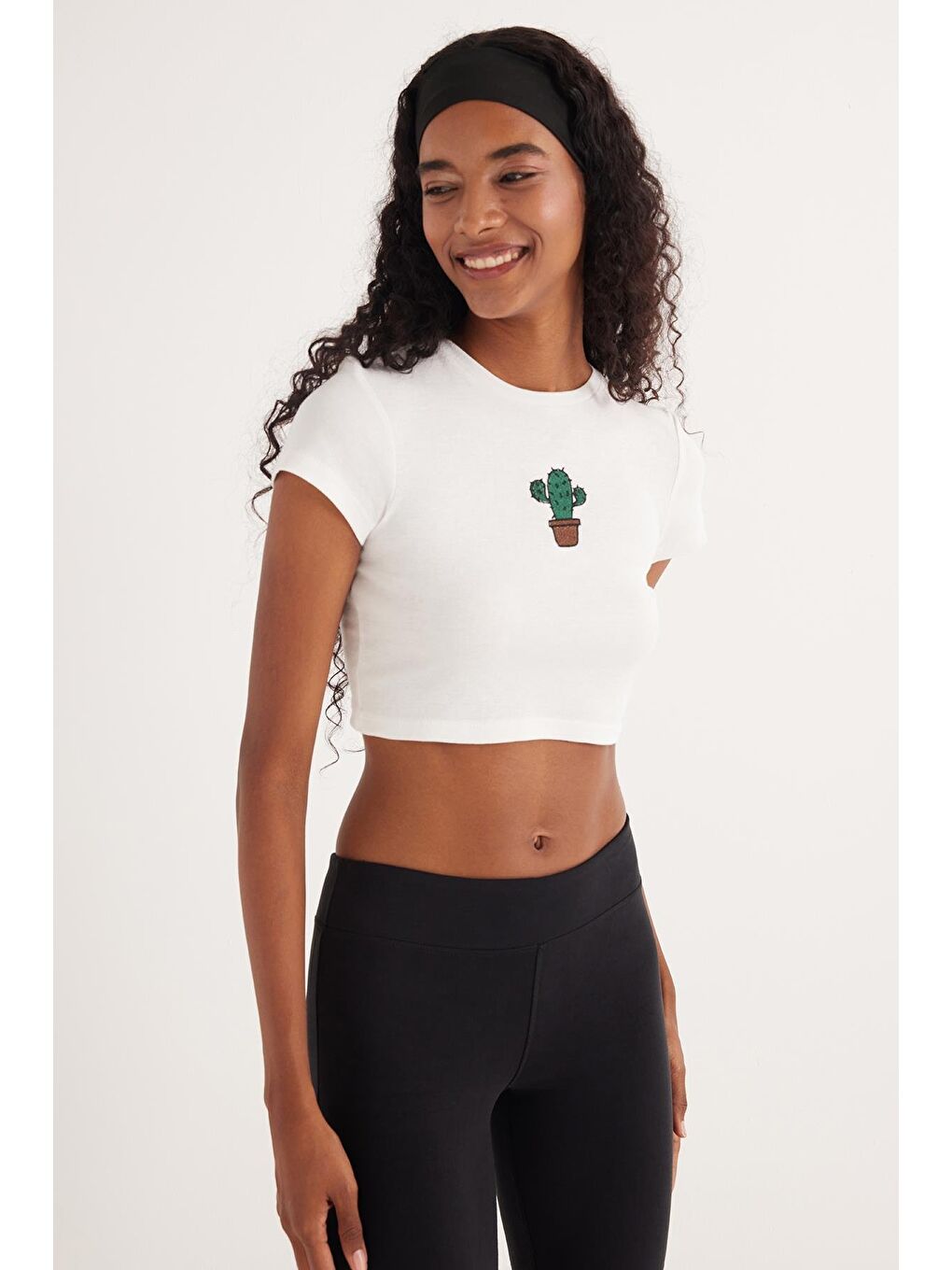 Kadın Slim Fit Dar Kesim %100 Pamuk Bisiklet Yaka Baskılı Beyaz Crop Tişört-1