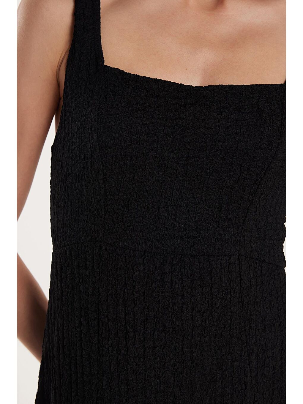 Kadın Standart Fit Kısa Kollu Kare Yaka Yırtmaçlı Siyah Elbise-2