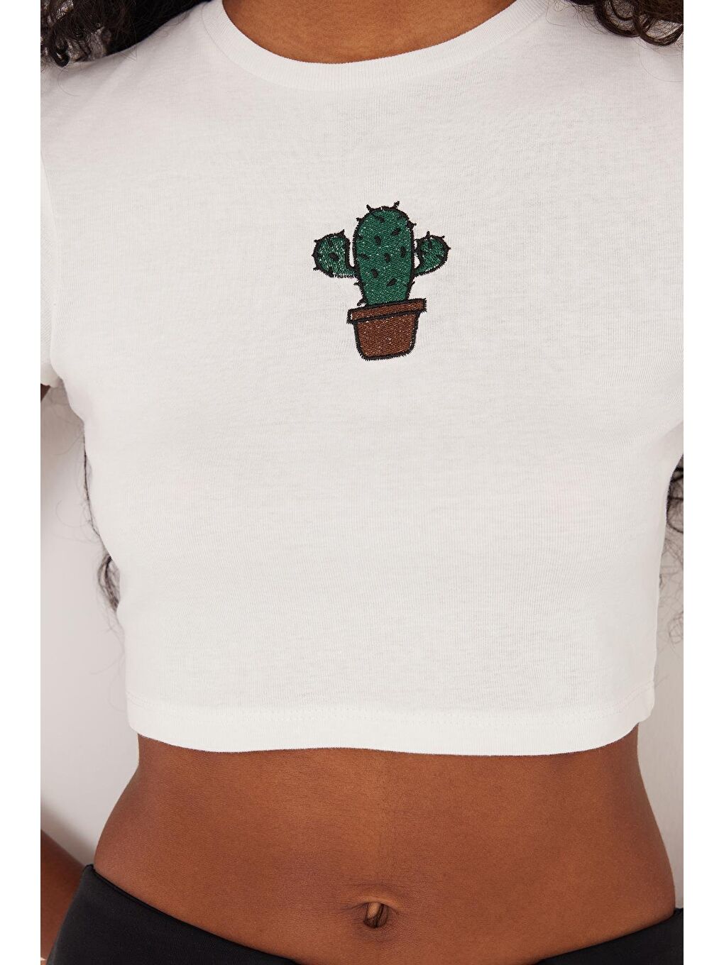 Kadın Slim Fit Dar Kesim %100 Pamuk Bisiklet Yaka Baskılı Beyaz Crop Tişört-2