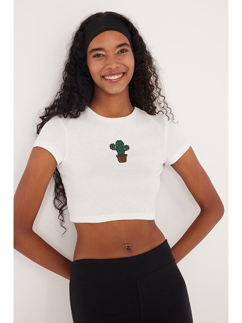 Kadın Slim Fit Dar Kesim %100 Pamuk Bisiklet Yaka Baskılı Beyaz Crop Tişört-3