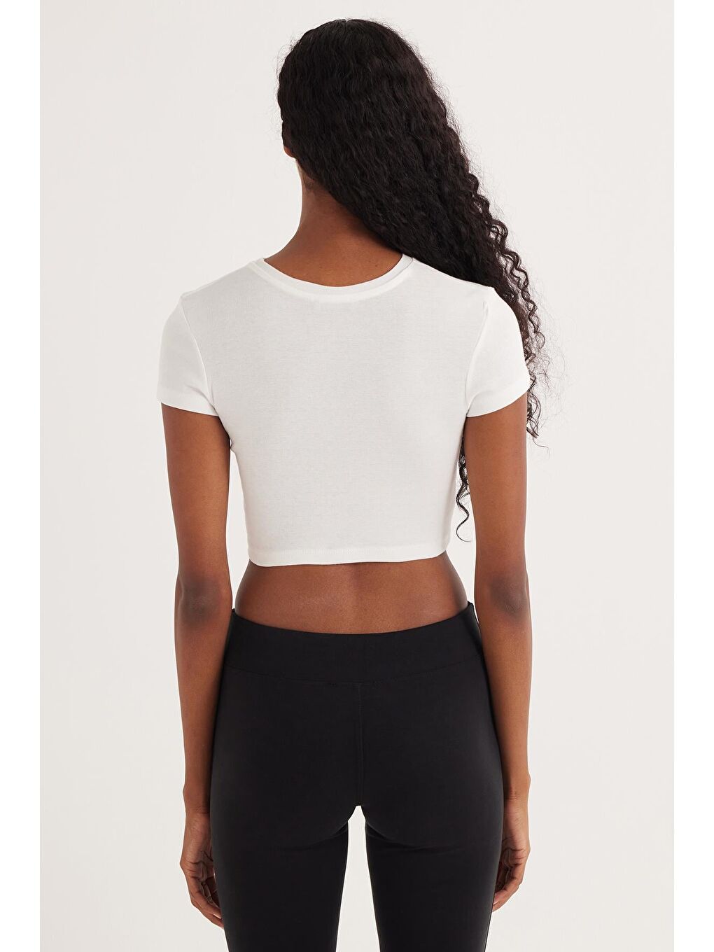 Kadın Slim Fit Dar Kesim %100 Pamuk Bisiklet Yaka Baskılı Beyaz Crop Tişört-6