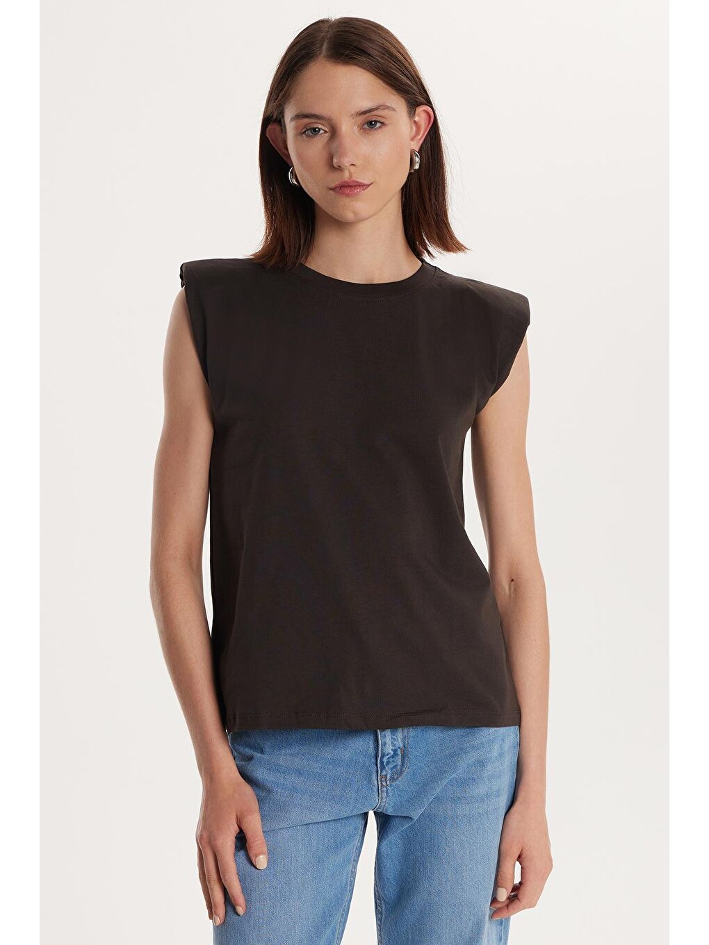 Kadın Relax Fit Rahat Kesim Sıfır Kol Bisiklet Yaka Kahverengi Tişört