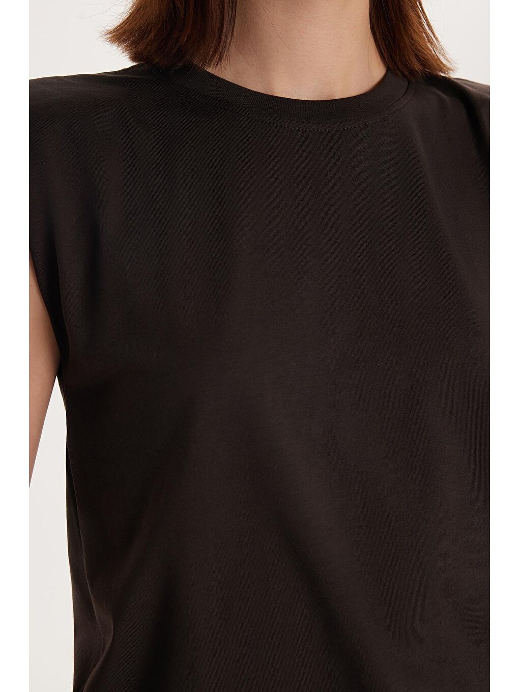 Kadın Relax Fit Rahat Kesim Sıfır Kol Bisiklet Yaka Kahverengi Tişört-2