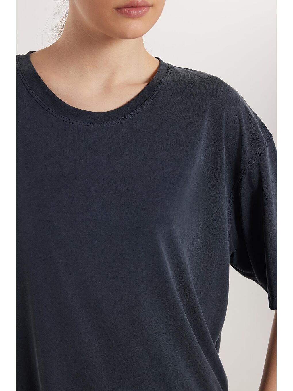 Kadın Modal Kumaş Regular Fit Kısa Kollu Bisiklet Yaka Antrasit Tişört-2