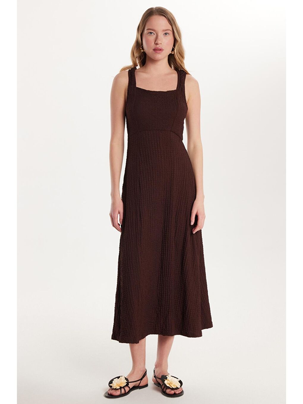 Kadın Standart Fit Kısa Kollu Kare Yaka Yırtmaçlı Kahverengi Elbise