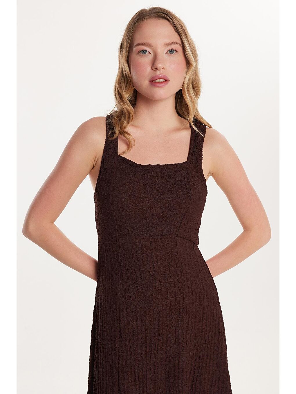 Kadın Standart Fit Kısa Kollu Kare Yaka Yırtmaçlı Kahverengi Elbise-1