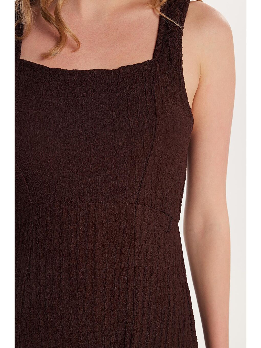 Kadın Standart Fit Kısa Kollu Kare Yaka Yırtmaçlı Kahverengi Elbise-2