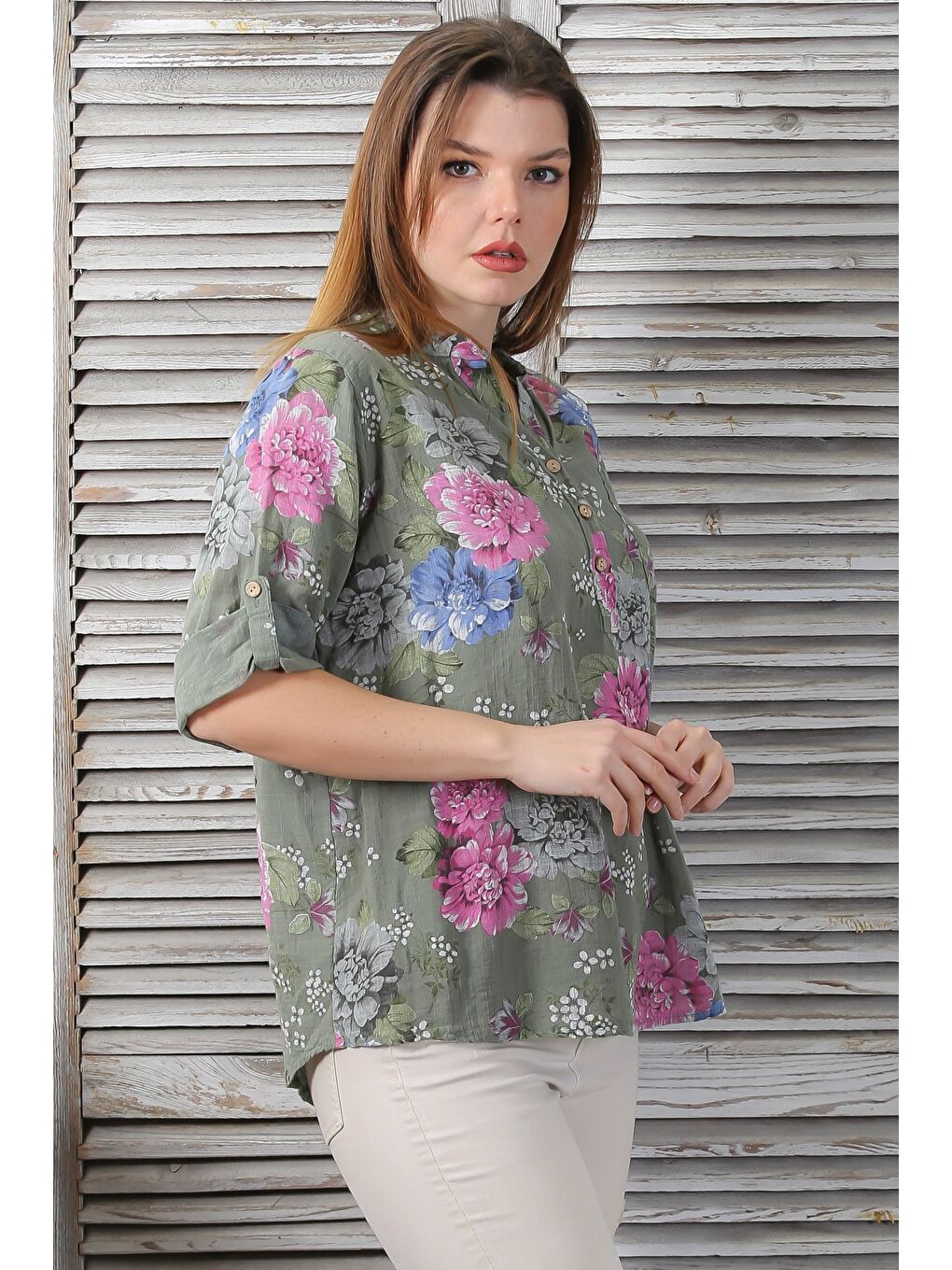 İtalyan Haki Hakim Yaka Düğmeli 3/4 Kol Çiçekli Cepli Casual Arkası Uzun Dokuma Bluz 65 63-3