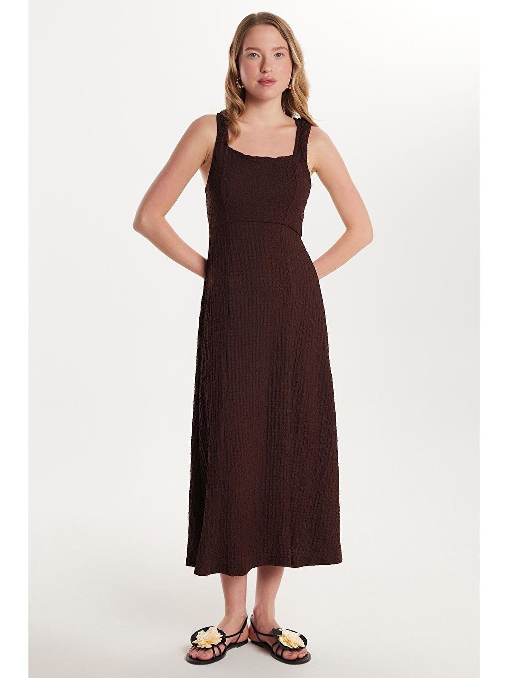 Kadın Standart Fit Kısa Kollu Kare Yaka Yırtmaçlı Kahverengi Elbise-3