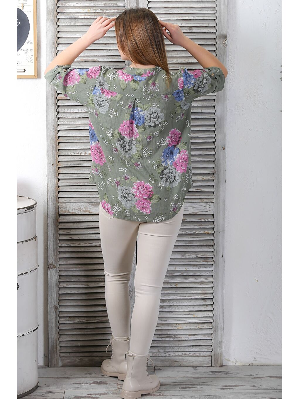 İtalyan Haki Hakim Yaka Düğmeli 3/4 Kol Çiçekli Cepli Casual Arkası Uzun Dokuma Bluz 65 63-7