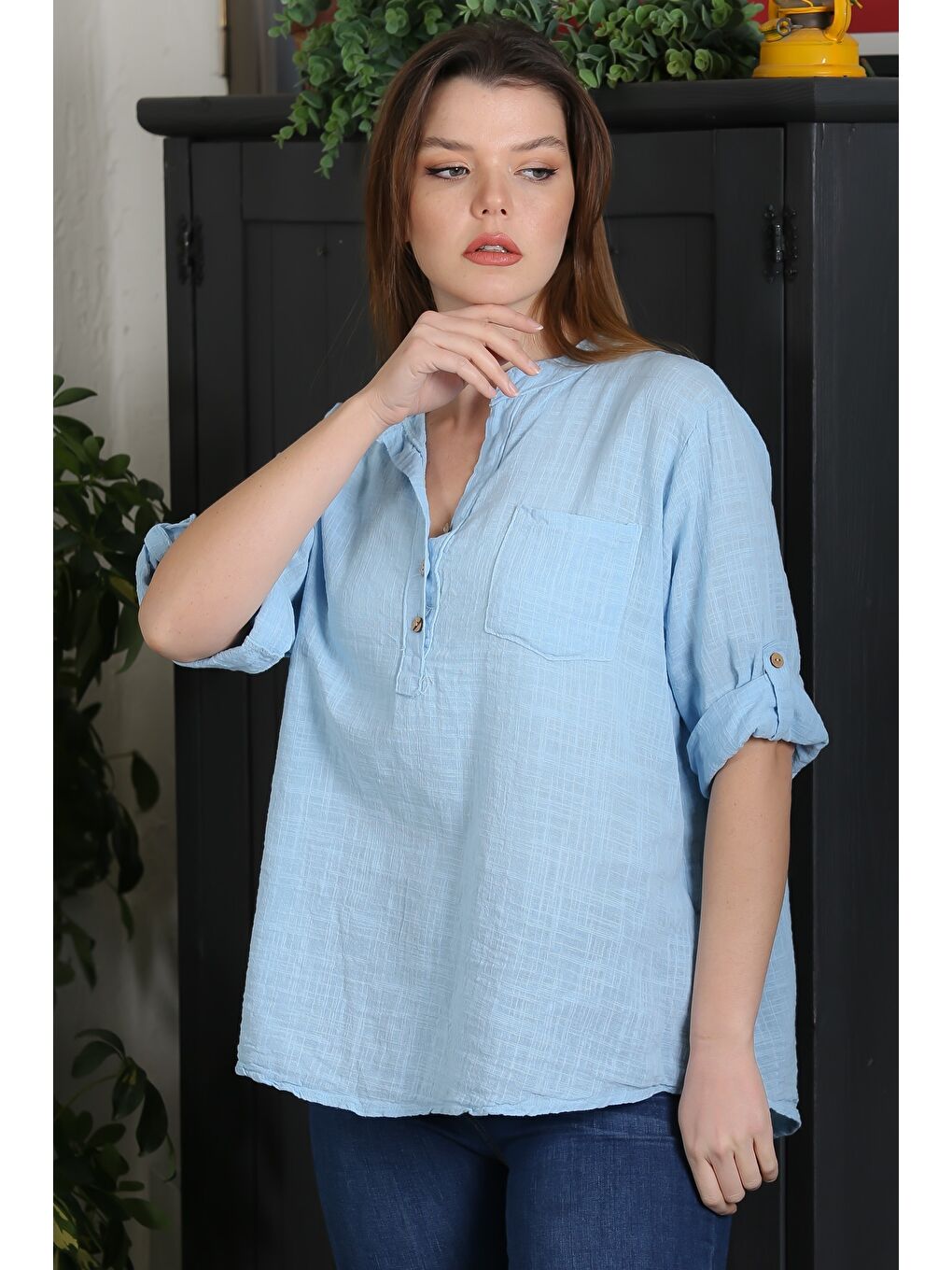 İtalyan Açık Mavi Hakim Yaka Düğmeli 3/4 Kol Cepli Casual Arkası Uzun Dokuma Bluz 70 63-3