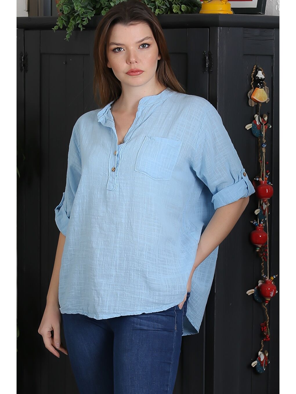 İtalyan Açık Mavi Hakim Yaka Düğmeli 3/4 Kol Cepli Casual Arkası Uzun Dokuma Bluz 70 63-4