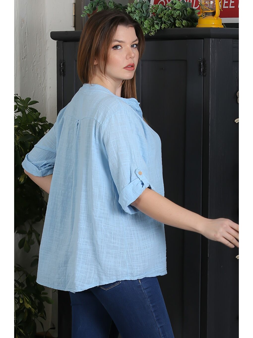 İtalyan Açık Mavi Hakim Yaka Düğmeli 3/4 Kol Cepli Casual Arkası Uzun Dokuma Bluz 70 63-7