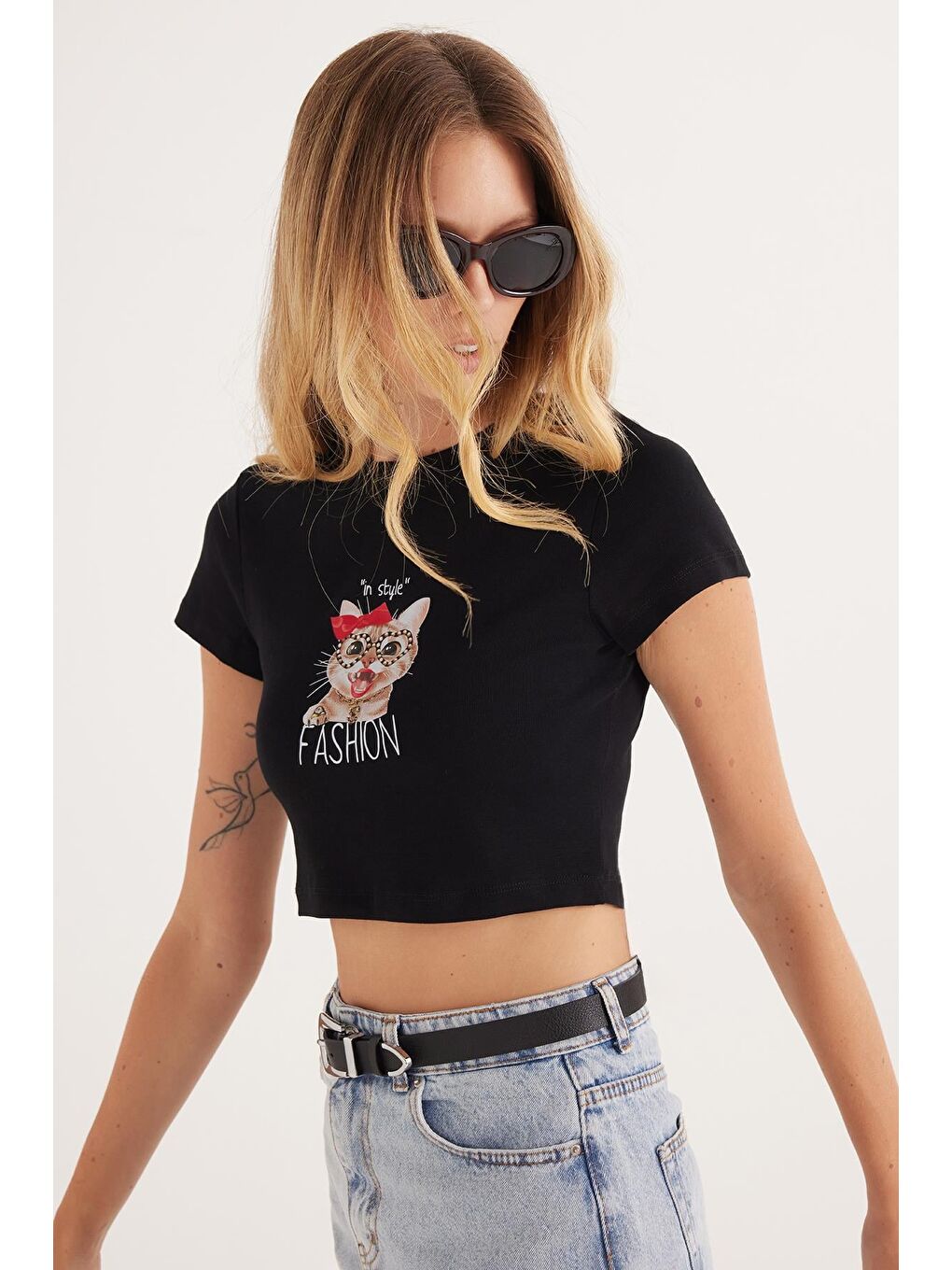 Kadın Slim Fit Dar Kesim %100 Pamuk Bisiklet Yaka Baskılı Siyah Crop Tişört-1