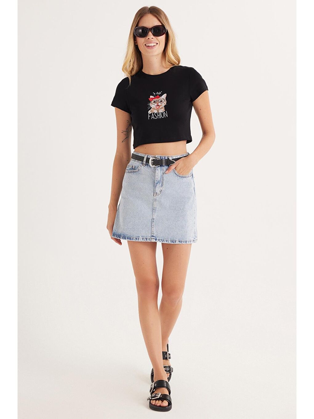 Kadın Slim Fit Dar Kesim %100 Pamuk Bisiklet Yaka Baskılı Siyah Crop Tişört-3